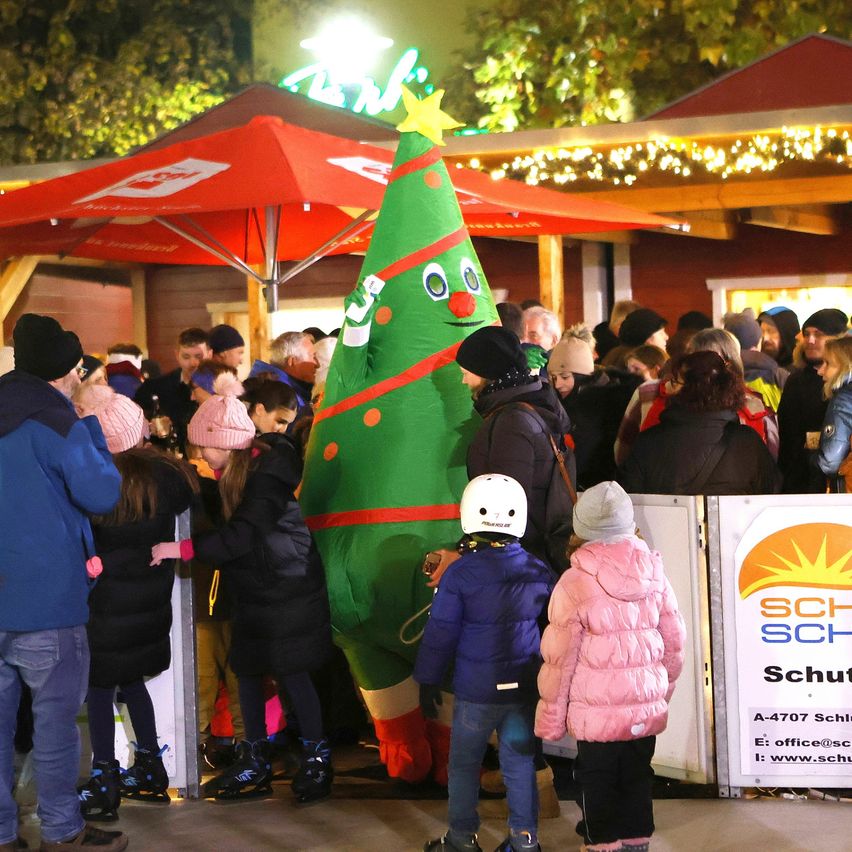 Bild enthält, Coat, Jacket, Person, Adult, Female, Woman, Male, Man, Hat, Shoe