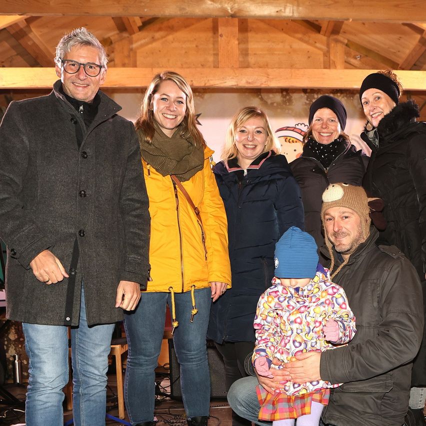 Bild enthält, Tripod, Coat, Jacket, Adult, Female, Person, Woman, Pants, Wood, Jeans