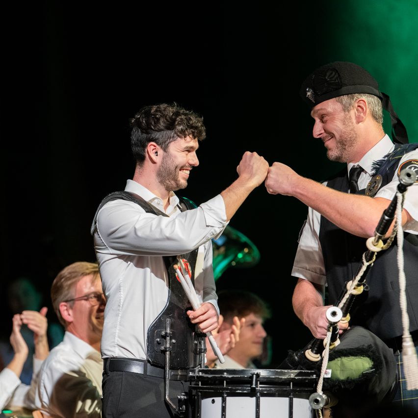 Bild enthält, Group Performance, Music Band, Person, Adult, Male, Man, Finger, Concert, Face, Glasses