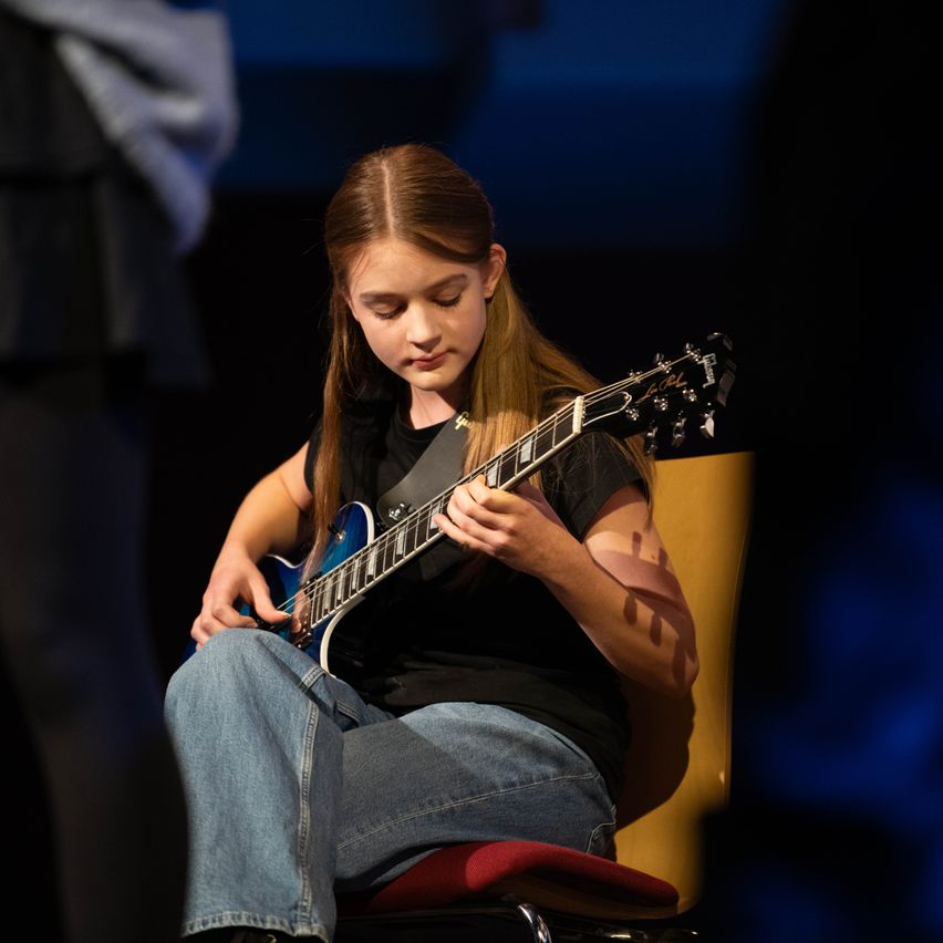 Bild enthält, Female, Girl, Person, Teen, Guitar, Guitarist, Musical Instrument, Adult, Woman, Jeans