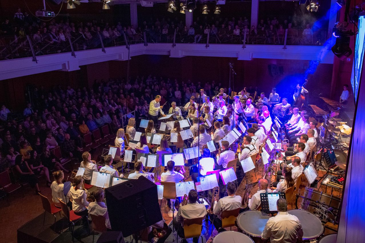 Bild enthält, Urban, Concert, Person, Lighting, People, Indoors, Theater, Adult, Male, Man
