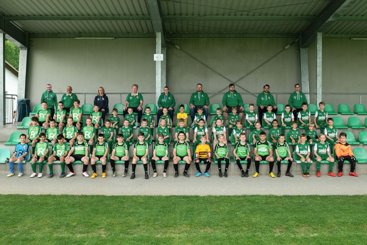 Bild enthält, People, Person, Team, Clothing, Footwear, Shoe, Groupshot