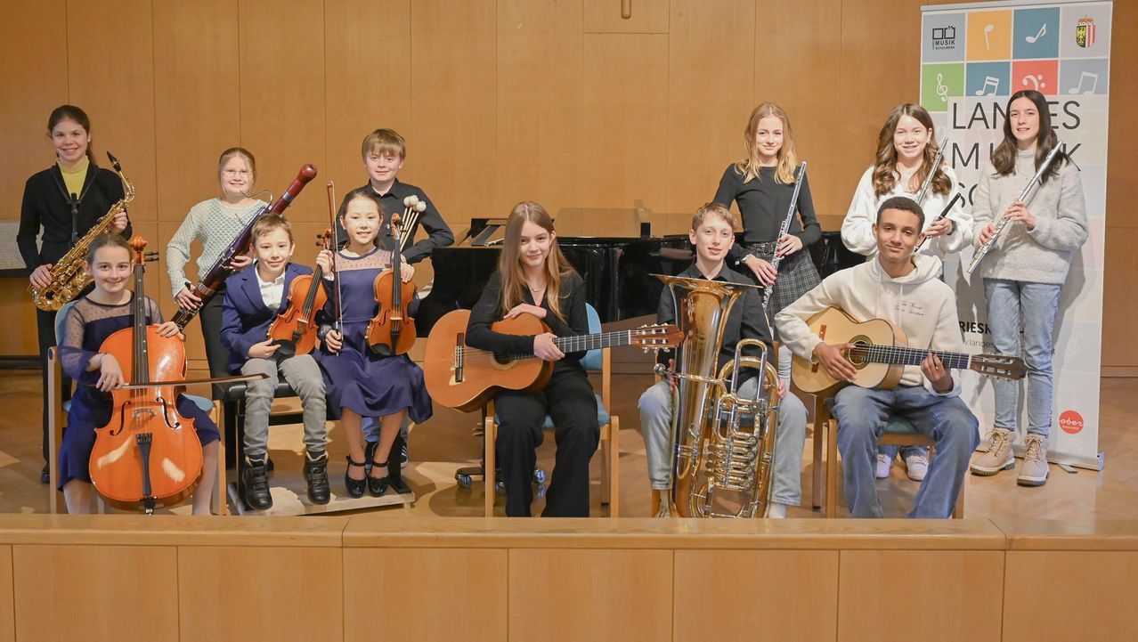 Bild enthält, Group Performance, Music Band, Person, Guitar, Violin, Adult, Female, Woman, Boy, Child