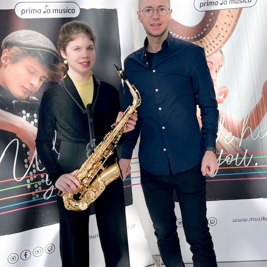 Bild enthält, Person, Adult, Male, Man, Musical Instrument, Face, Head, Jeans, Pants, Saxophone