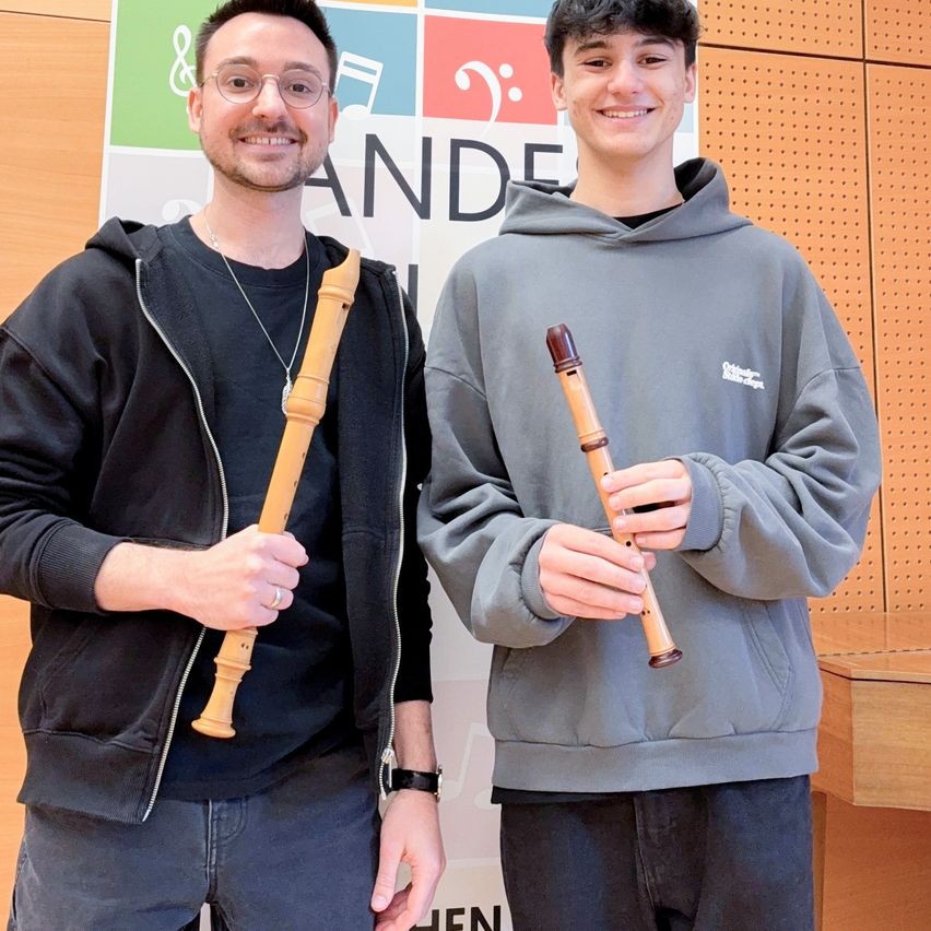 Bild enthält, Adult, Male, Man, Person, Hoodie, Tennis Racket, Baton, Face, Pants, Musical Instrument