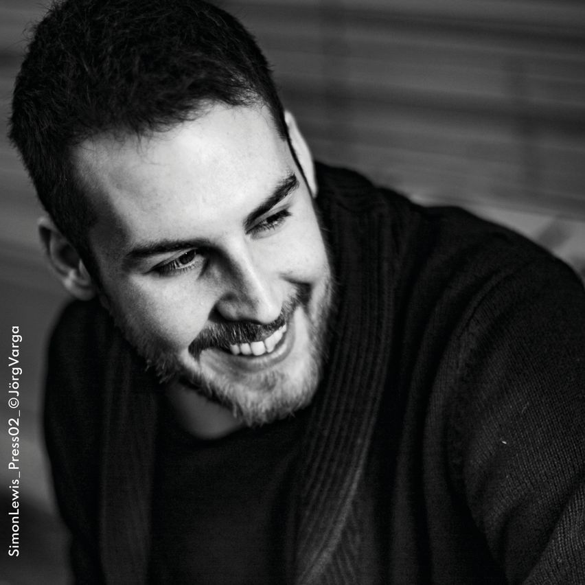 Bild enthält, Face, Head, Person, Photography, Portrait, Smile, Beard, Adult, Male, Man