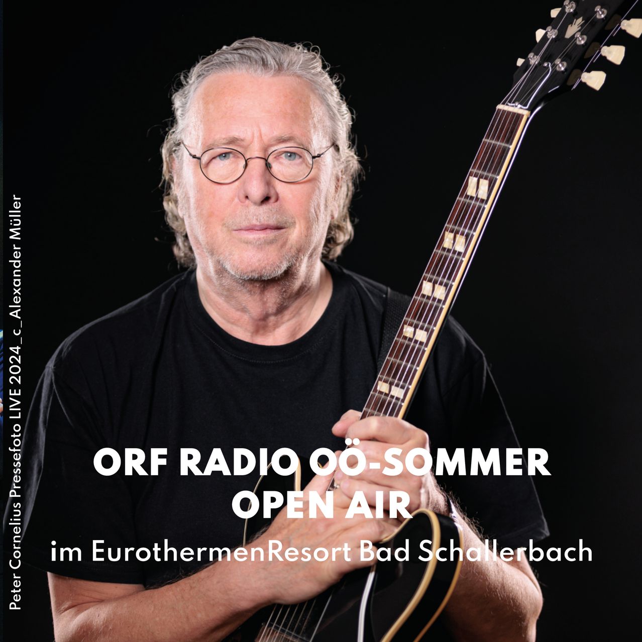 Bild enthält, Guitar, Musical Instrument, Adult, Male, Man, Person, Face, Bass Guitar, Accessories, Glasses