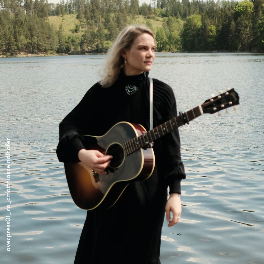 Bild enthält, Guitar, Musical Instrument, Adult, Female, Person, Woman, Guitarist, Jewelry, Necklace, Face