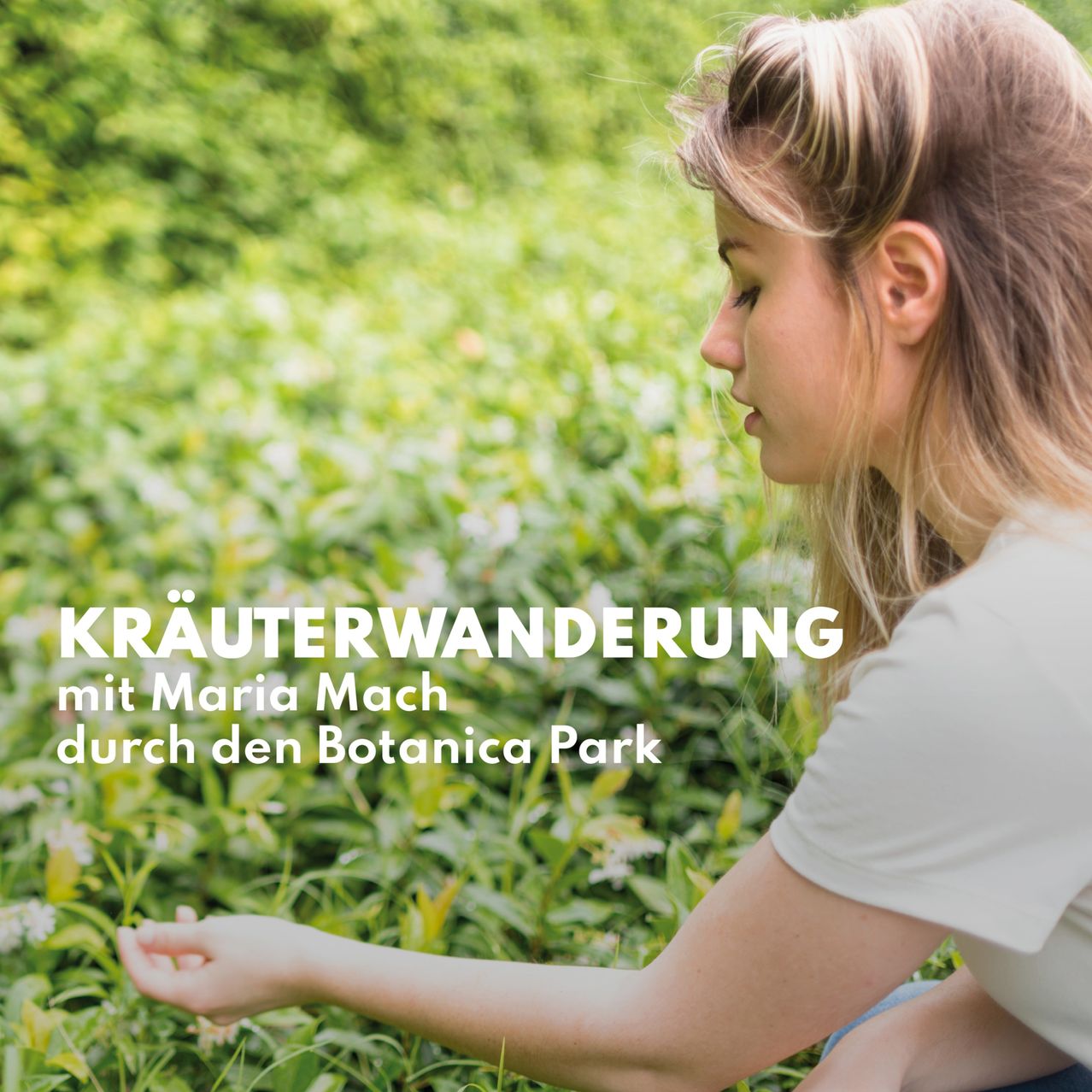 Eine Frau sitzt auf dem Boden in einem Garten, berührt Pflanzen und betrachtet sie genau. Der Text lautet 'Krauterwanderung mit Maria Mach durch den Botanica Park'.