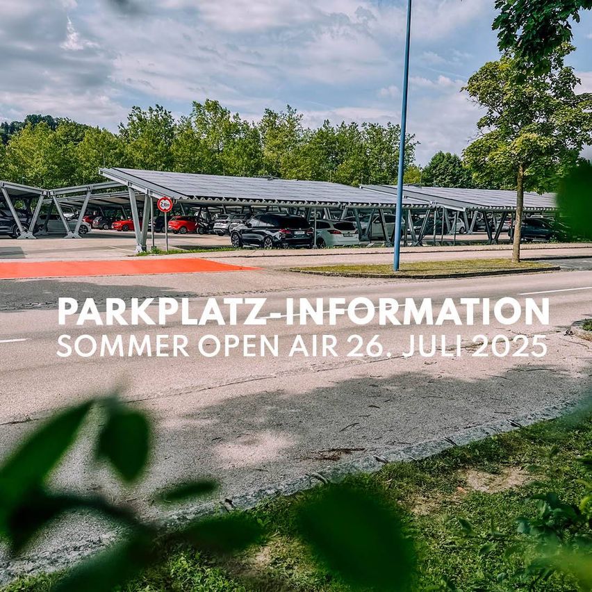 Überdachter Parkplatz mit Solarpanelen, geparkte Autos und Textüberlagerung 'Parkplatz-Information Sommer Open Air 26. Juli 2025'.