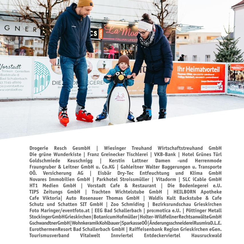 Ein Paar mit einem Kind beim Eislaufen auf einer Freiluftbahn, mit Geschäften und Schildern im Hintergrund. Sponsoren und Partner am unteren Rand aufgeführt.
