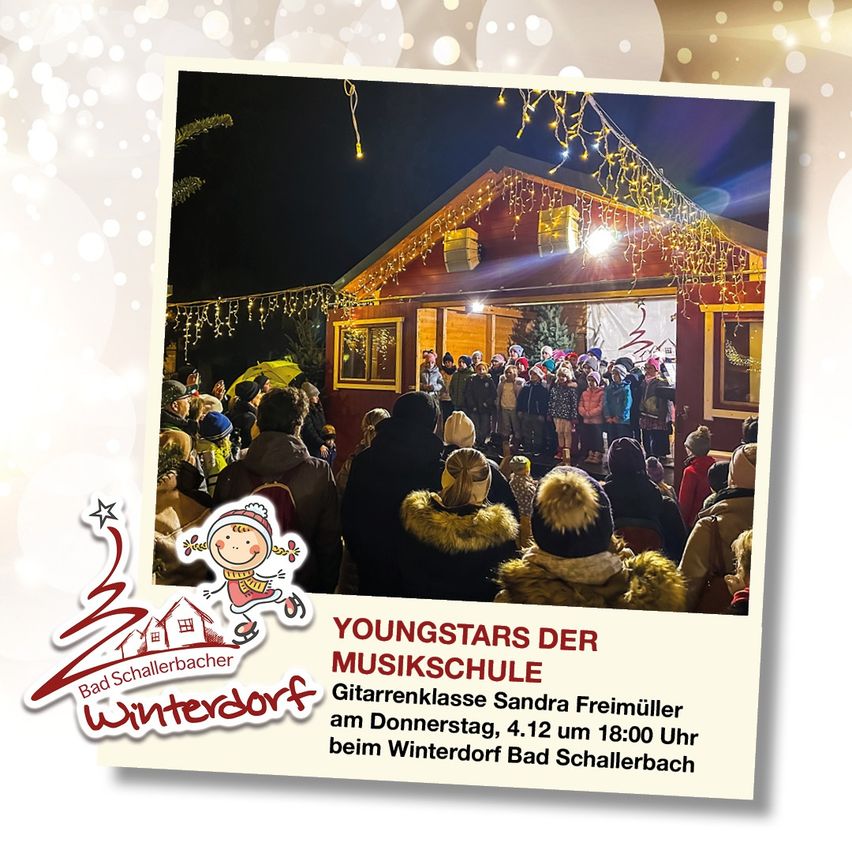 Eine Menschenmenge versammelt sich bei Nacht vor einem weihnachtlich beleuchteten Musikschulgebäude. Der Banner lautet 'Young Stars der Musikschule'.