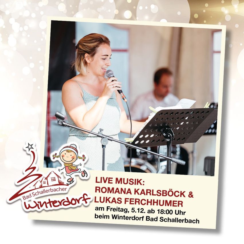 Eine Frau singt in ein Mikrofon auf einer Bühne. Der Text lautet 'Live Musik: Romana Karlsböck & Lukas Ferchhumer' und darunter das Datum und die Uhrzeit des Events.