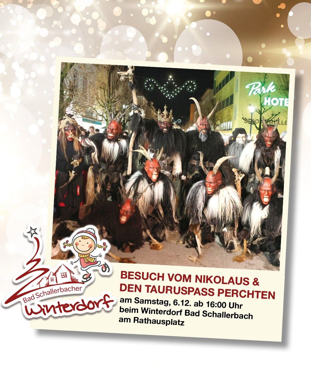Eine Gruppe von Menschen, die als hörnerne Teufel verkleidet sind, posiert für ein Foto bei Nacht, mit einem Gebäude und Weihnachtslichtern im Hintergrund.