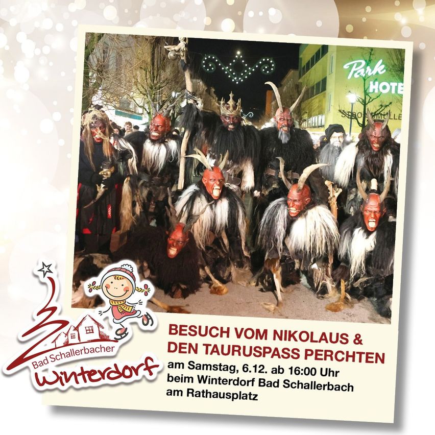 Eine Gruppe von Menschen, die als hörnerne Teufel verkleidet sind, posiert für ein Foto bei Nacht, mit einem Gebäude und Weihnachtslichtern im Hintergrund.