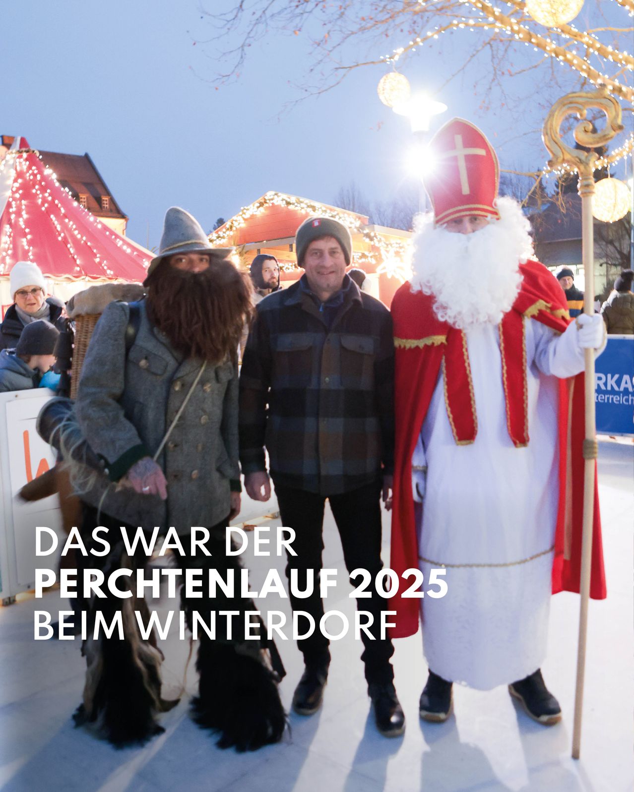 Drei Männer stehen bei einem Winterfestival. Einer in einem Weihnachtsmannkostüm, ein anderer in einem historischen Soldatenkostüm und der dritte in einer Mütze. Das Bild hat eine Textüberlagerung mit der Aufschrift 'DAS WAR DER PERCHTENLAUF 2025 BEI WIRTERDORF'.