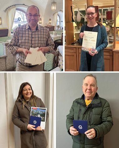 Vier Personen, die jeweils Zertifikate halten, sind in vier separaten Fotos zu sehen. Die ersten beiden sind drinnen, die anderen beiden draußen.