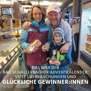 Eine Familie zu dritt steht in einer Bäckerei, lächelt, mit einem Schild über ihnen, das 'Das war der Bad Schallerbacher Adventkalender: Viele Uberraschungen und Gluckliche Gewinner:Innen' sagt.