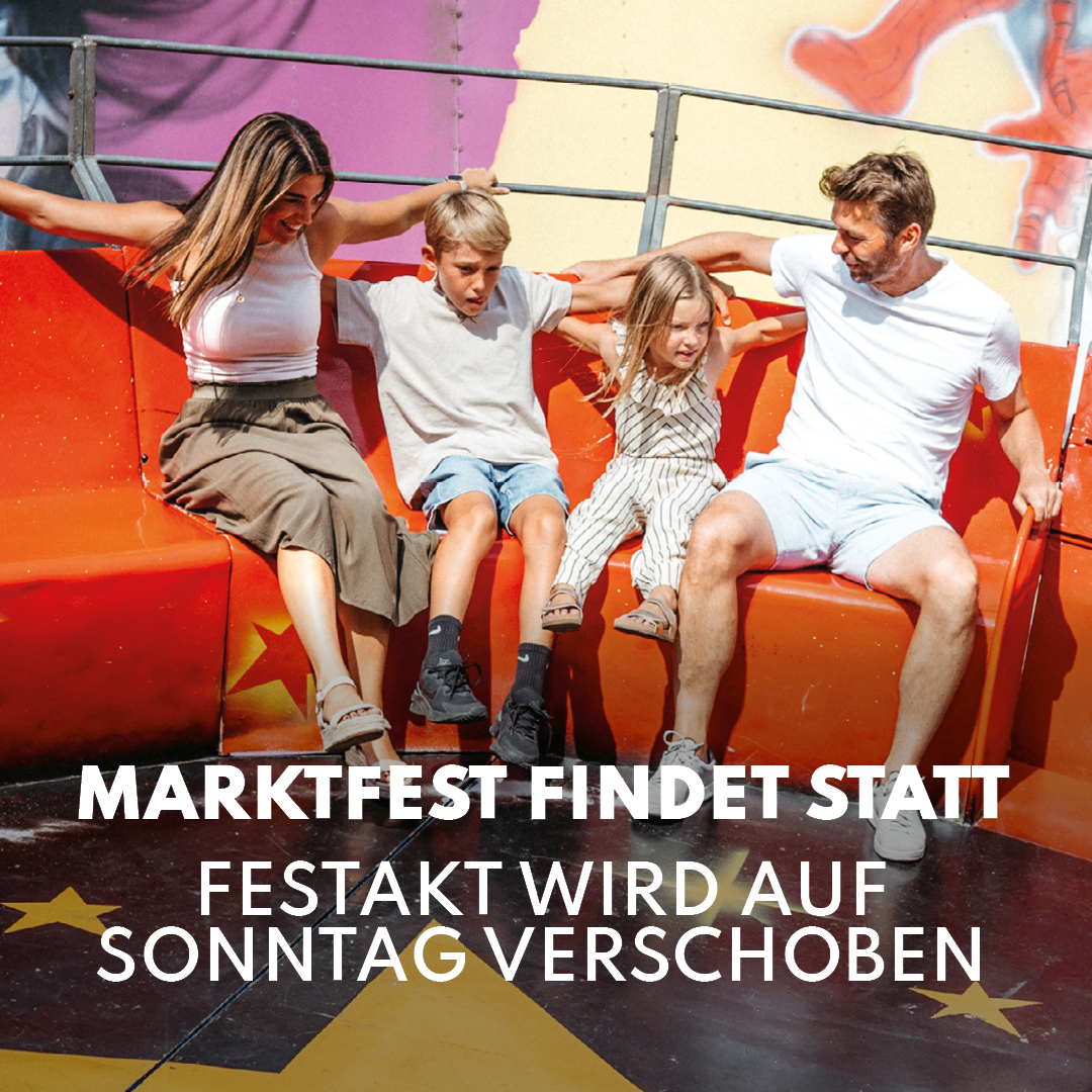 Eine vierköpfige Familie, eine Frau, ein Mann und zwei Kinder, sitzen auf einer roten Bank in einem Vergnügungspark. Die Frau und der Mann lächeln, und die Kinder schauen in die Kamera. Der Textüberlagerung lautet 'MARKTFEST FINDET STATT FESTAKT WIRD AUF SONNTAG VERSCHOBEN'.