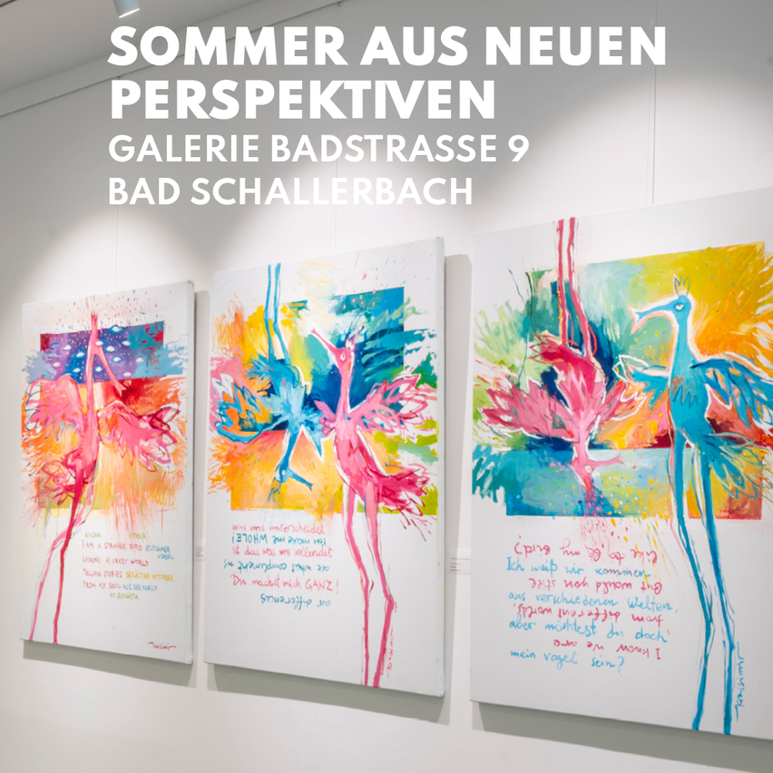 Drei farbenfrohe Gemälde ausgestellt in der Galerie Badstrasse 9, Bad Schallerbach. Jede Leinwand zeigt farbenprächtige Darstellungen von Flamingos, mit Text und Phrasen in verschiedenen Sprachen.