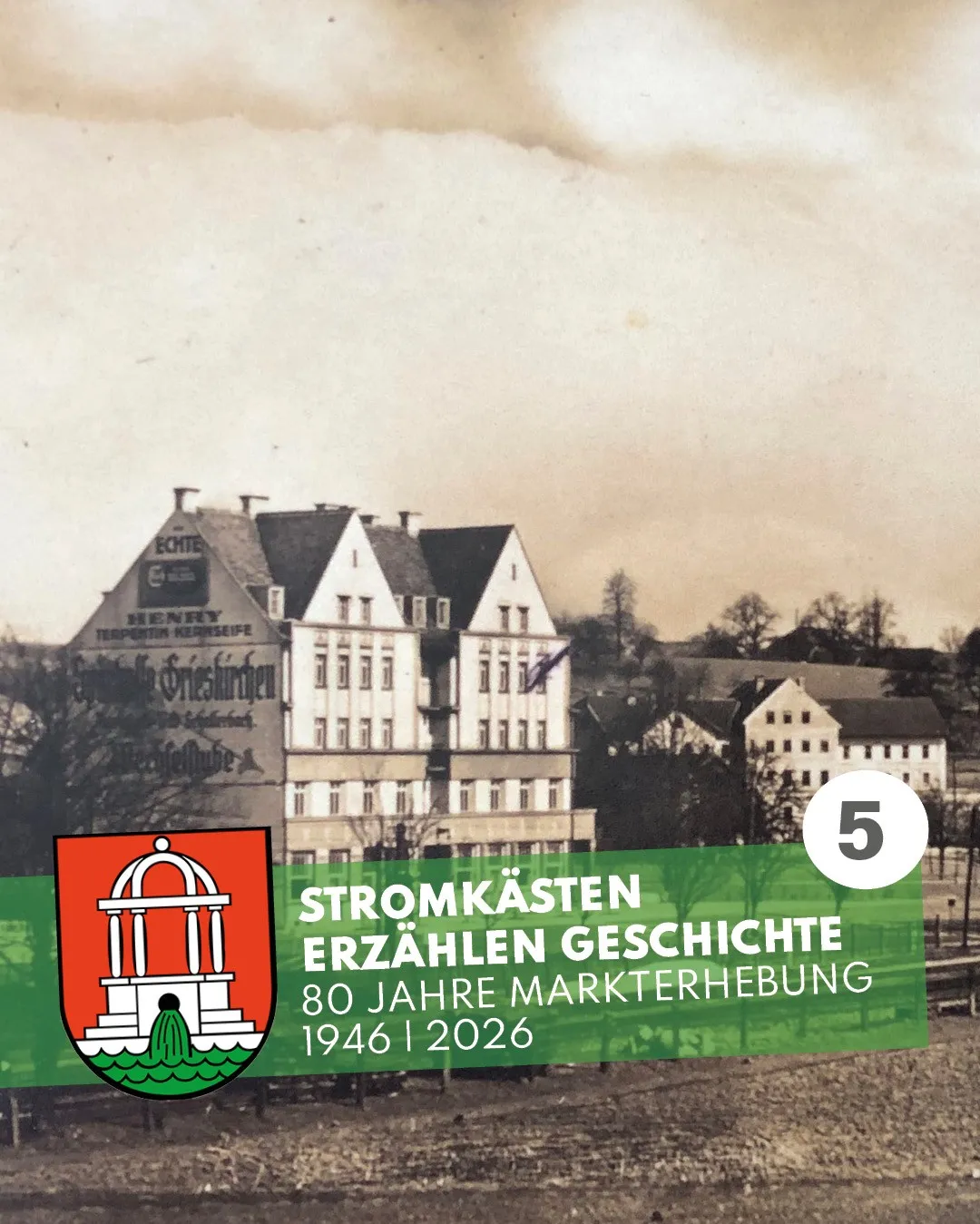Ein historisches Bild eines Gebäudes mit Schornstein und einer Fahne, vor einem bewölkten Himmel. Das Bild hat einen Wasserzeichen mit dem Text 'Stromkaesten Erzaehlten Geschichte' und der Nummer '5'.