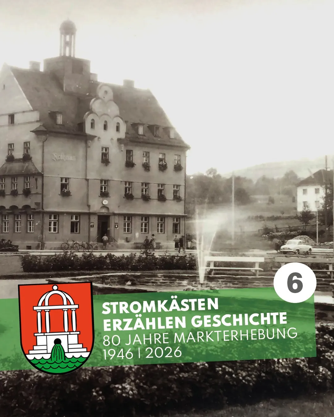 Ein Schwarz-Weiß-Foto eines historischen Gebäudes mit einem Brunnen davor, mit einem Logo und Text in Deutsch.