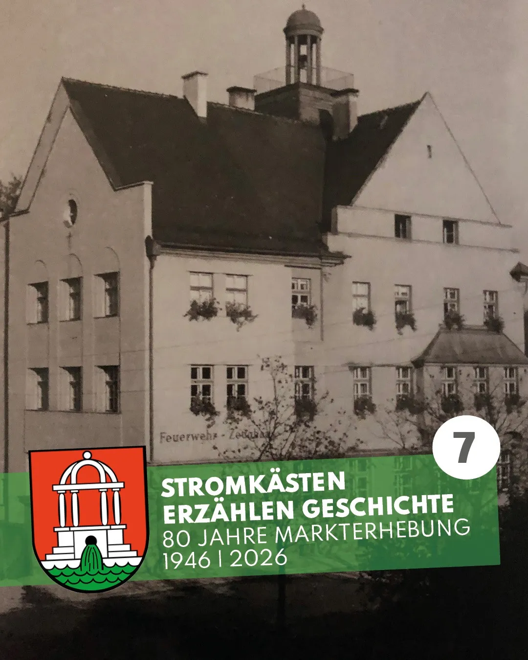 Ein Schwarz-Weiß-Bild eines historischen Gebäudes mit Turm und Uhr, mit einem Schild, das 'Stromkaesten Erzaehlten Geschichte 80 Jahre Marktterhebung 1946 | 2026' steht