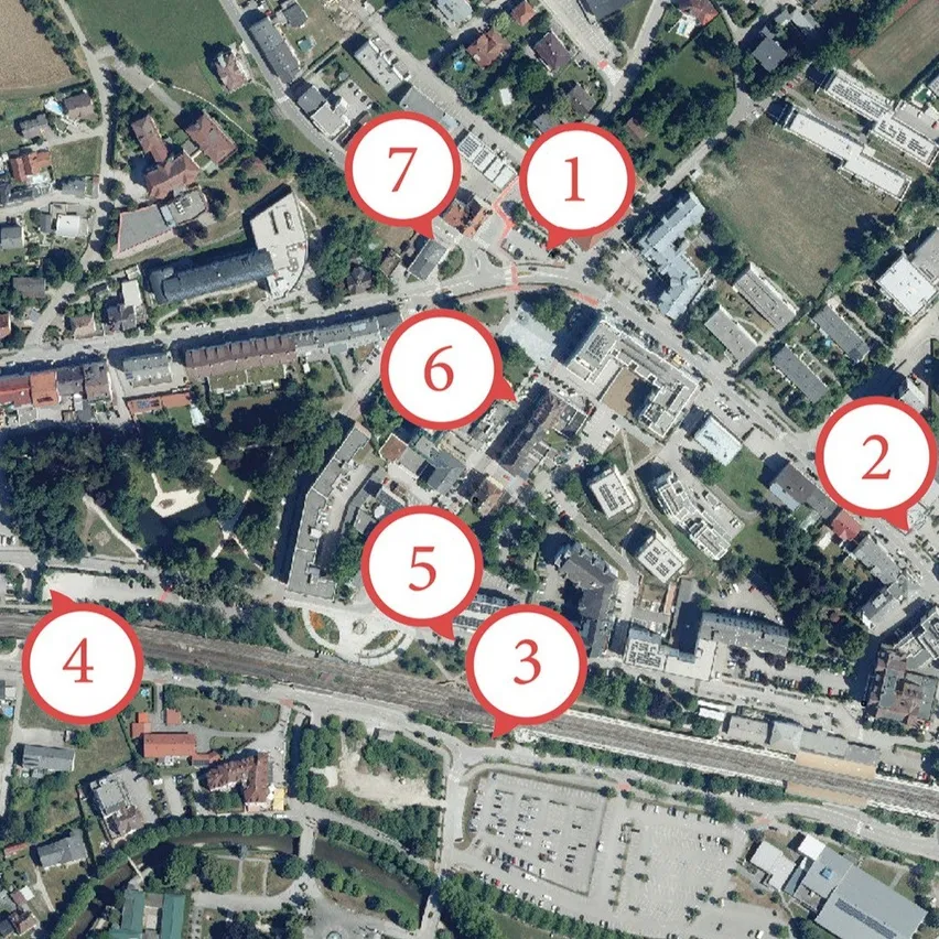 Eine Luftaufnahme einer Stadt mit rot umrandeten Nummern, die verschiedene Orte markieren.