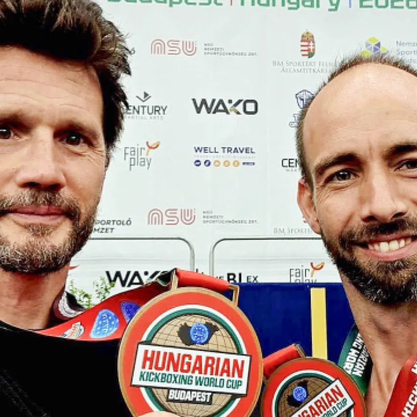 Zwei Männer lächeln und posieren für ein Foto mit ihren Medaillen für den 31. Ungarischen Kickbox-Weltcup in Budapest, Ungarn, 2026.