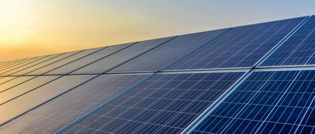 Bild enthält, Electrical Device, Solar Panels, Outdoors