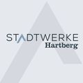 Logo der Stadtwerke Hartberg, das eine dreieckige Form mit dem Namen 'Stadtwerke Hartberg' enthält. Das Dreieck ist grau und der Text ist dunkelblau.