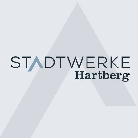 Logo der Stadtwerke Hartberg, das eine dreieckige Form mit dem Namen 'Stadtwerke Hartberg' enthält. Das Dreieck ist grau und der Text ist dunkelblau.
