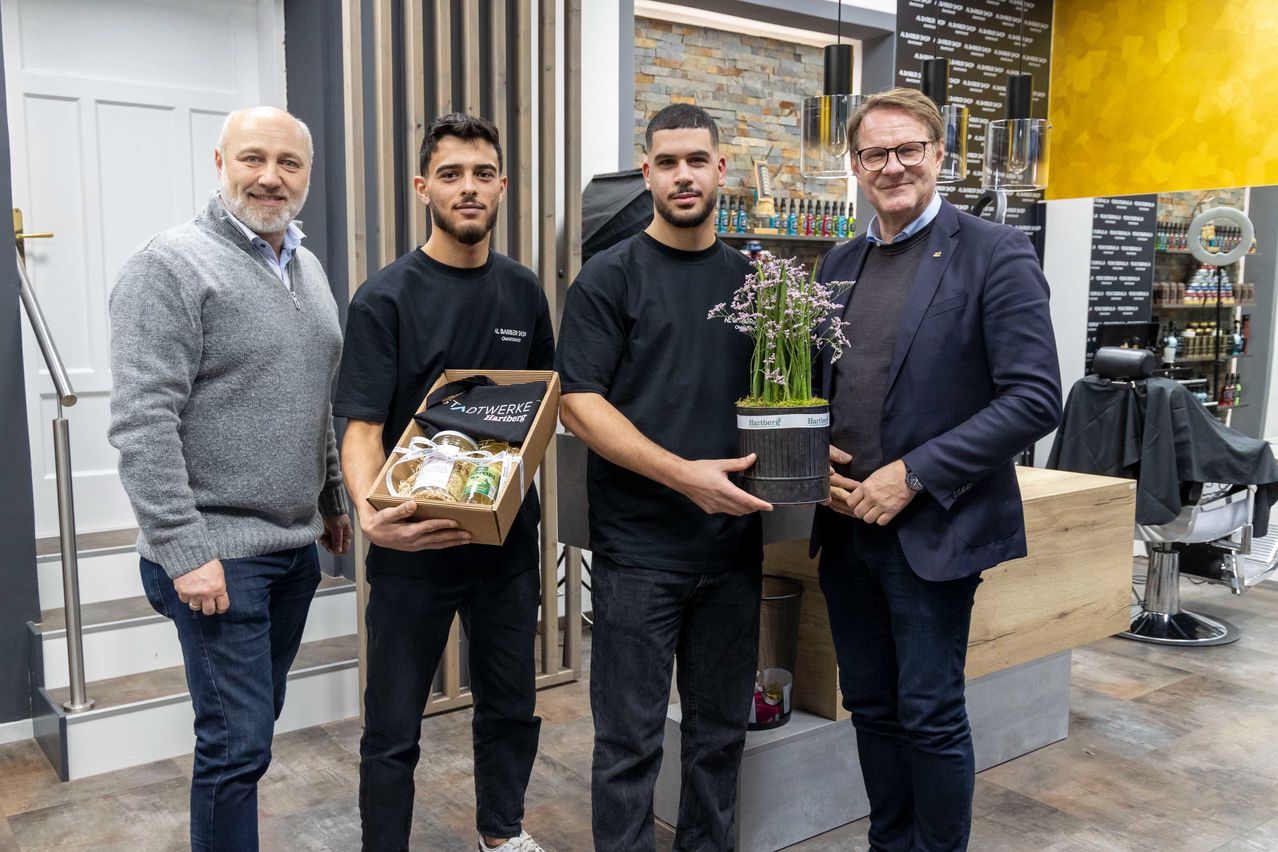 Bild enthält, Groupshot, Person, Adult, Male, Man, Glasses, Sweater, Shoe, Pants, Coat