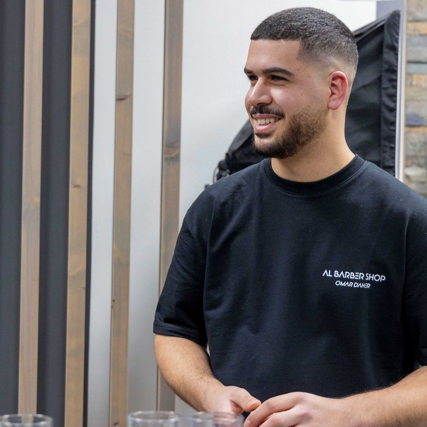 Bild enthält, Face, Head, Person, Smile, Adult, Male, Man, Crew Cut, Portrait