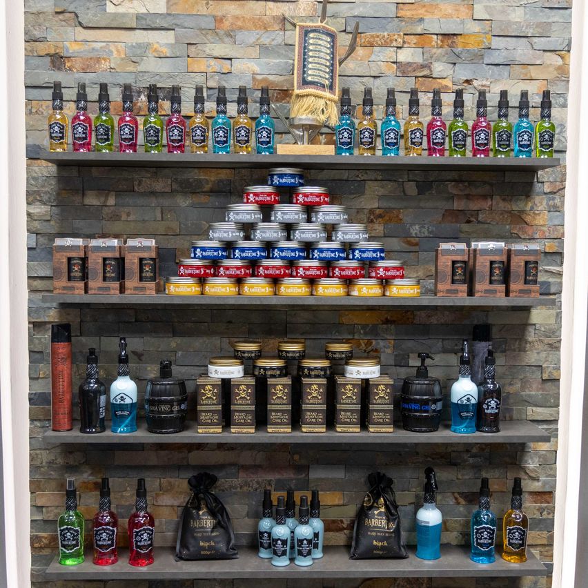 Bild enthält, Shelf, Handbag, Alcohol, Beer, Bottle, Box, Furniture