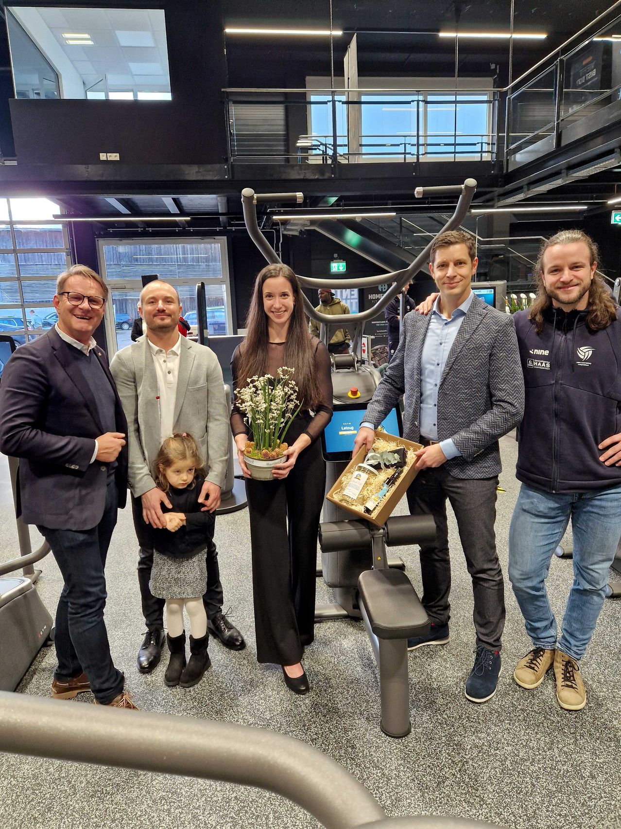 Bild enthält, Pants, People, Person, Adult, Female, Woman, Portrait, Jacket, Jeans, Blazer