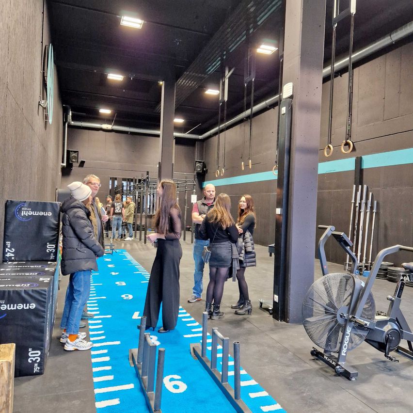 Bild enthält, Adult, Female, Person, Woman, Shoe, Male, Man, Coat, Glasses, Hat