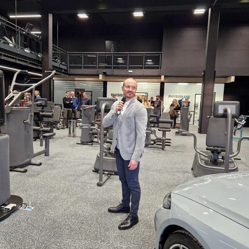 Bild enthält, Adult, Male, Man, Person, Lighting, Microphone, Standing, Coat, Shoe, Pants