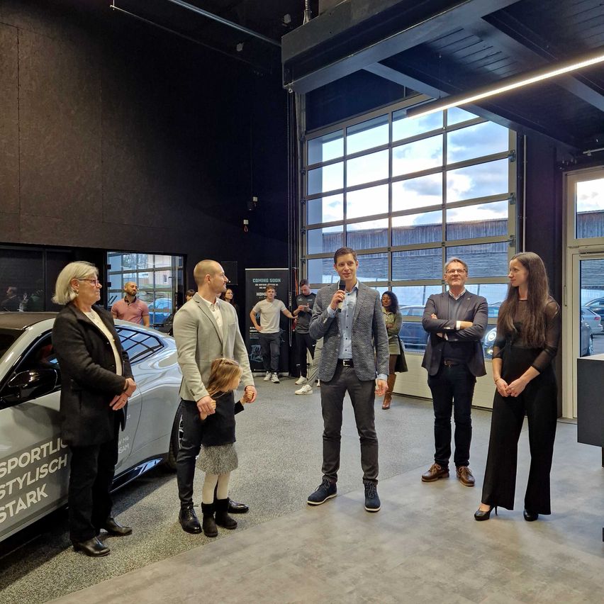 Bild enthält, Adult, Female, Person, Woman, Male, Man, Groupshot, Shoe, Coat, Glasses