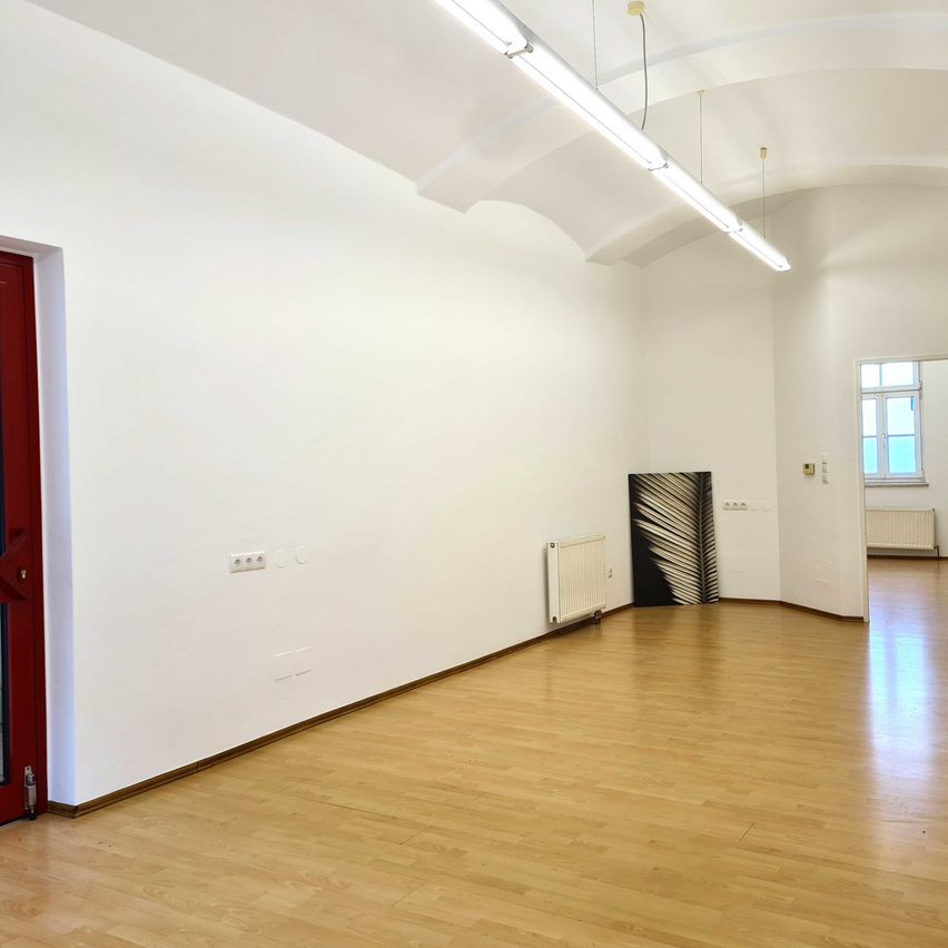 Bild enthält, Floor, Flooring, Corner, Indoors, Interior Design, Wood, House, Housing, Loft