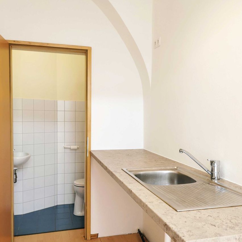 Bild enthält, Sink, Sink Faucet, Bathroom, Indoors, Room, Toilet