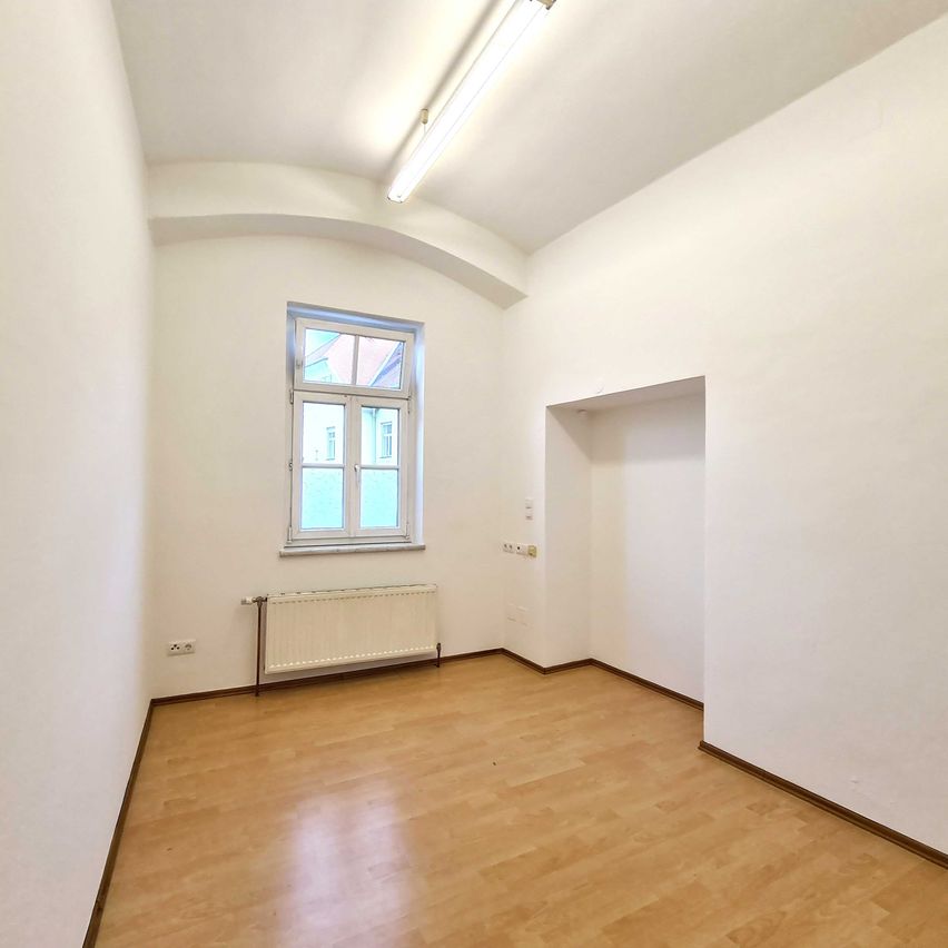 Bild enthält, Floor, Corner, Flooring, Indoors, Interior Design, House, Housing, Loft