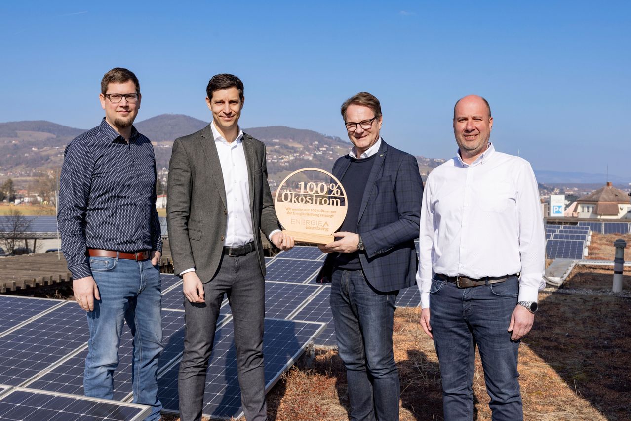 Bild enthält, Jeans, Pants, Shirt, Groupshot, Person, Adult, Male, Man, Coat, Glasses