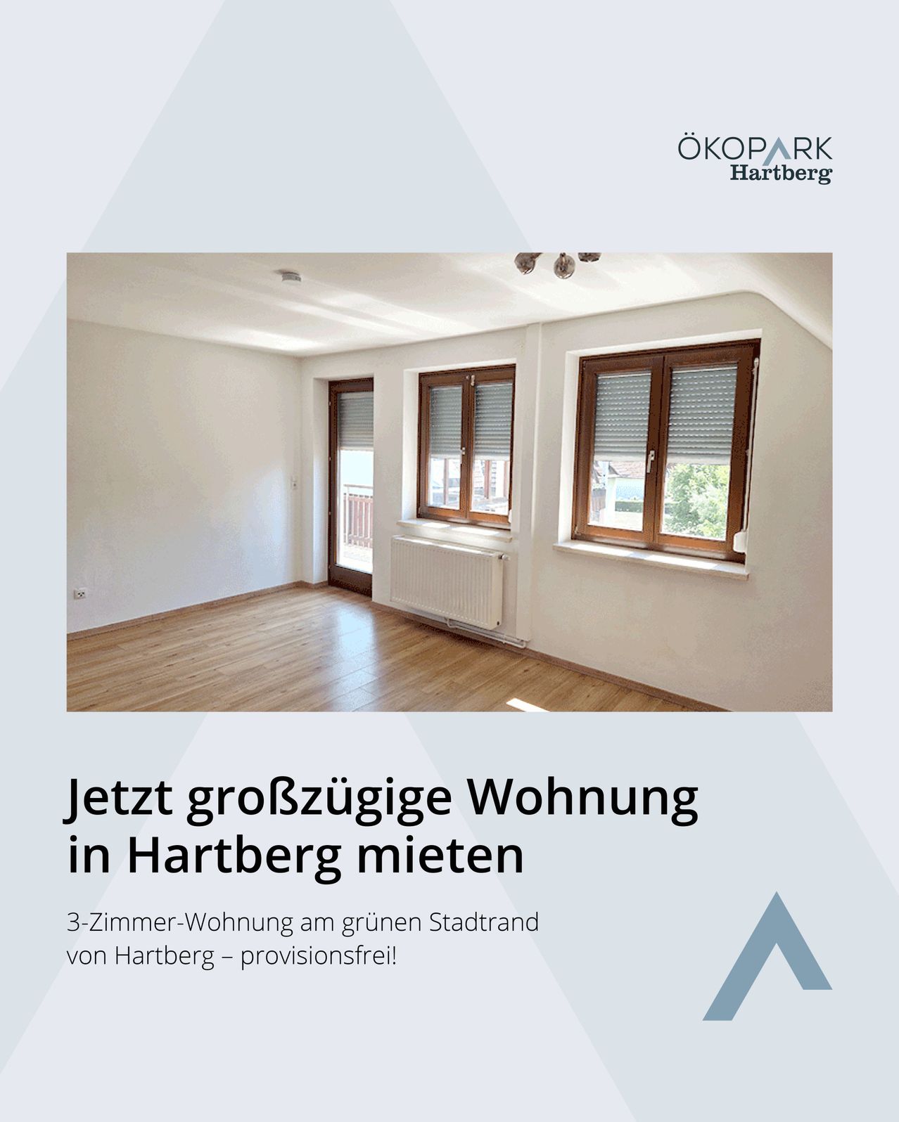 Ein leerer Raum mit Holzböden und weißen Wänden. Zwei Fenster mit Rollläden sind geschlossen, und ein Heizkörper ist an der Wand montiert. Das Bild bewirbt eine geräumige Wohnung zur Miete in Hartberg.