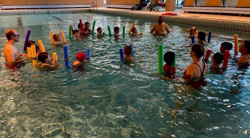 Bild enthält, Water, Person, Adult, Female, Woman, Water Sports, Pool, Swimming Pool, Face, Hat