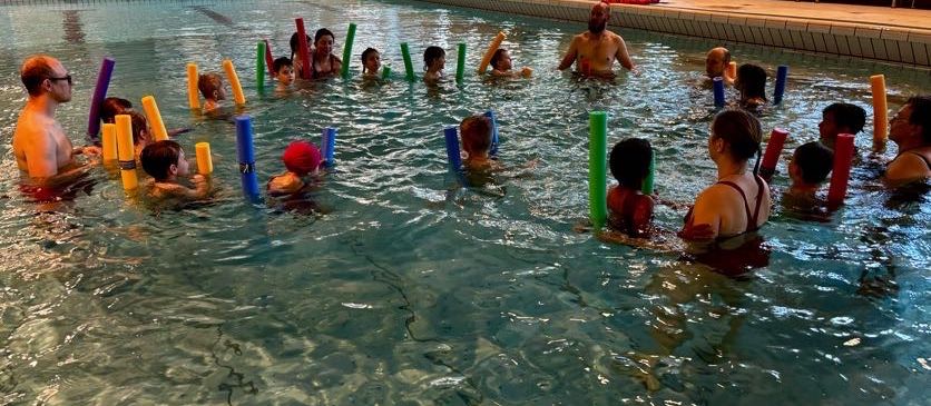 Bild enthält, Water, Person, Adult, Female, Woman, Water Sports, Pool, Swimming Pool, Face, Hat