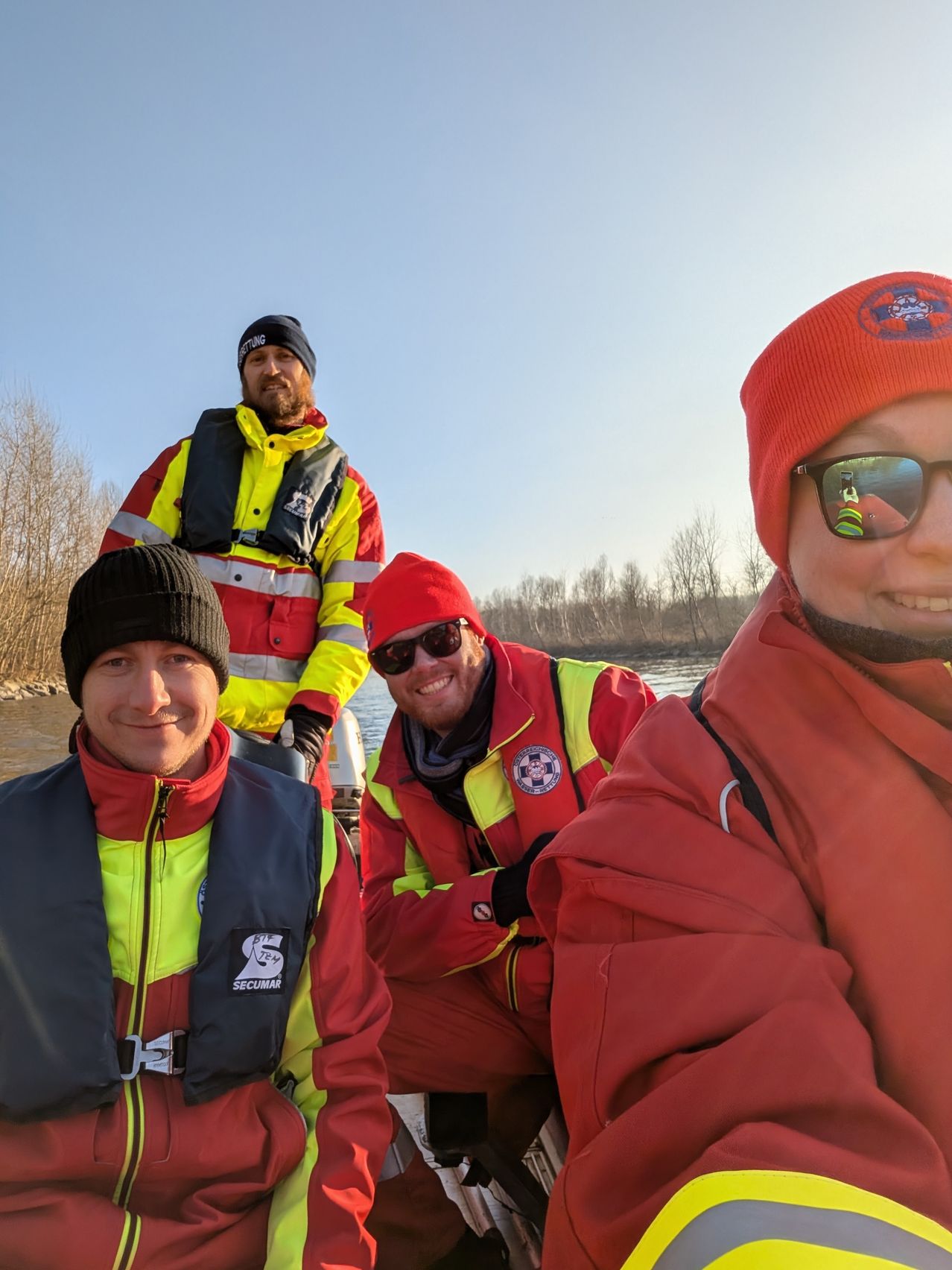 Bild enthält, Sunglasses, Vest, Lifejacket, Adult, Male, Man, Person, Face, Hat, Cap
