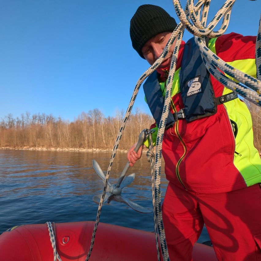 Bild enthält, Vest, Lifejacket, Person, Watercraft, Rope, Worker, Face, Outdoors, Water, Sailboat