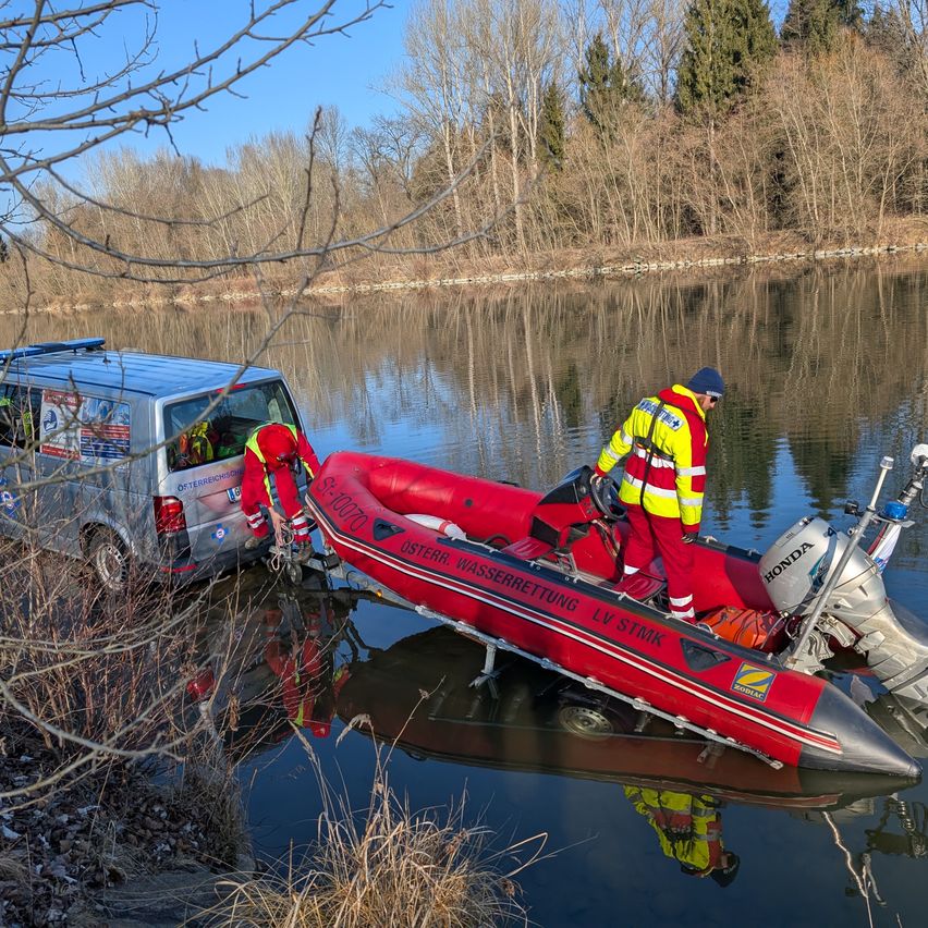 Bild enthält, Boat, Vehicle, Adult, Male, Man, Person, Car, Watercraft, Wheel, Outdoors