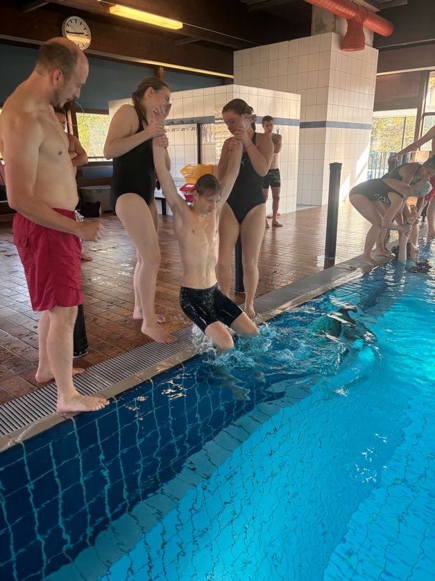 Bild enthält, Person, Shoving, Pool, Water, Swimming Pool, Adult, Female, Woman, Shorts, Man